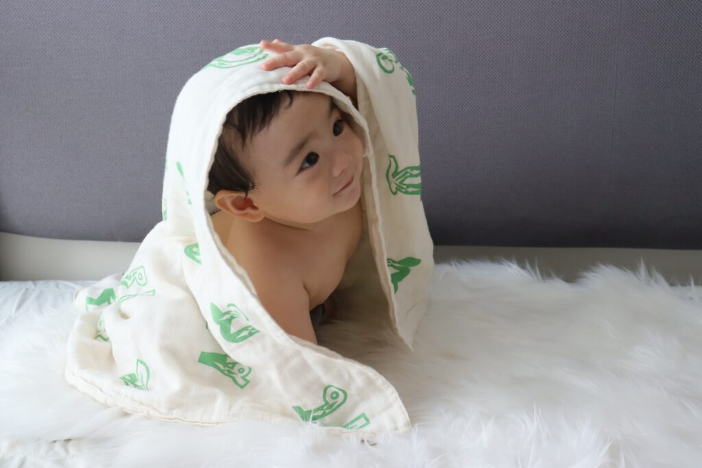 ガーゼをかぶる赤ちゃん画像