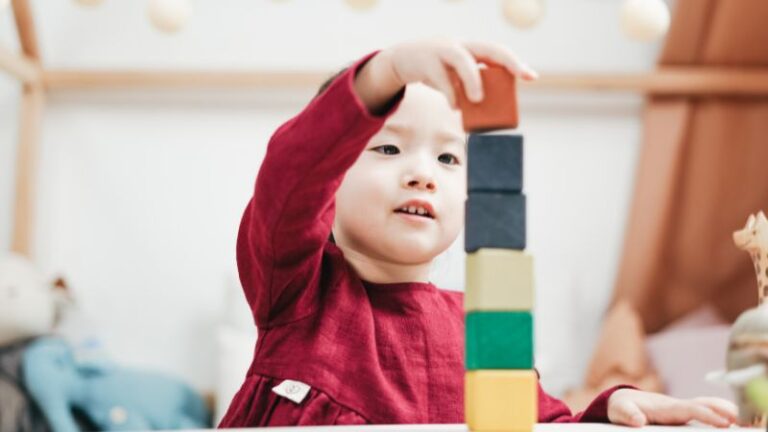 子どもの発達段階を理解しよう!乳児期から学童期までの成長のポイント【東大生母&助産師監修】 - こそだてらす