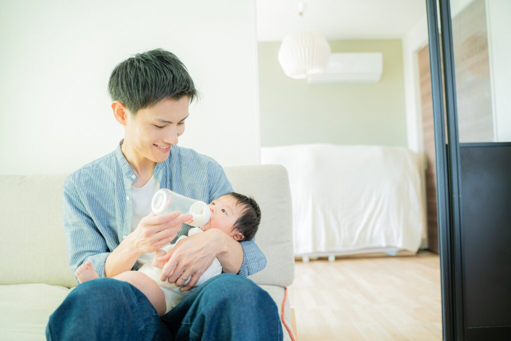 ミルクをパパにもらう赤ちゃん画像