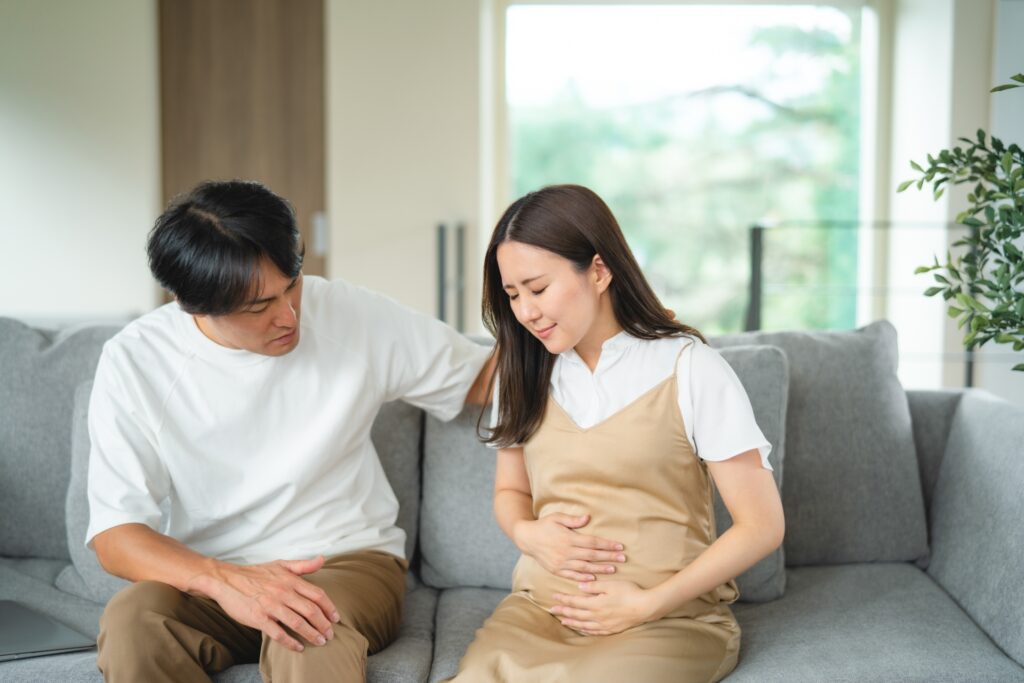 妊婦に寄り添う夫画像