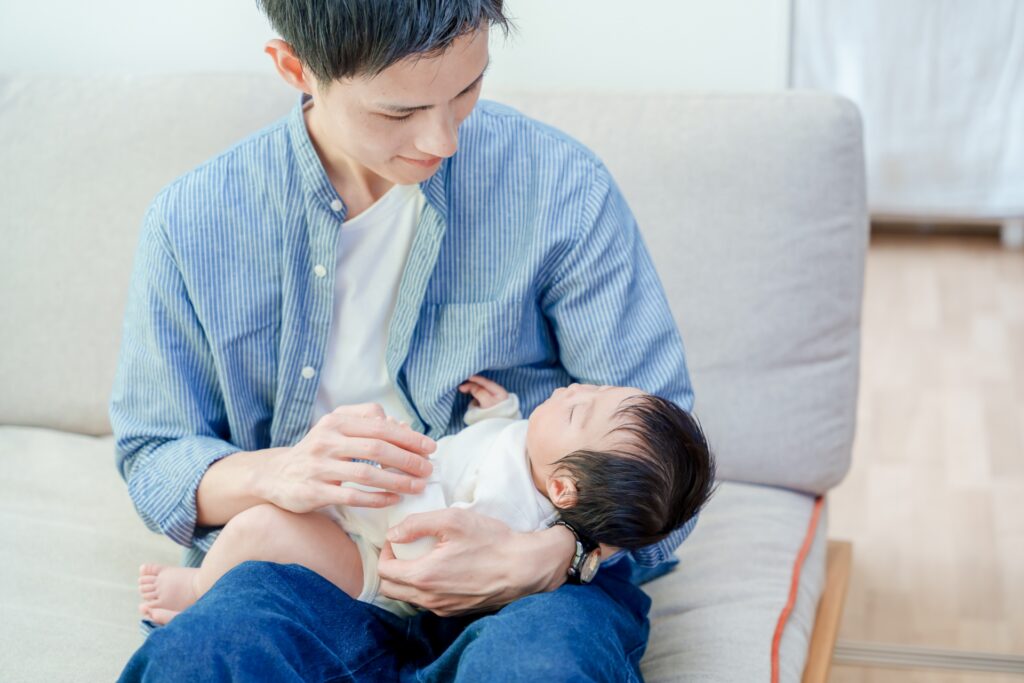 パパに抱っこされる赤ちゃん