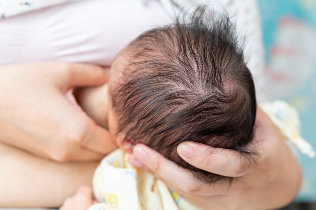 縦抱きで赤ちゃんに授乳する画像