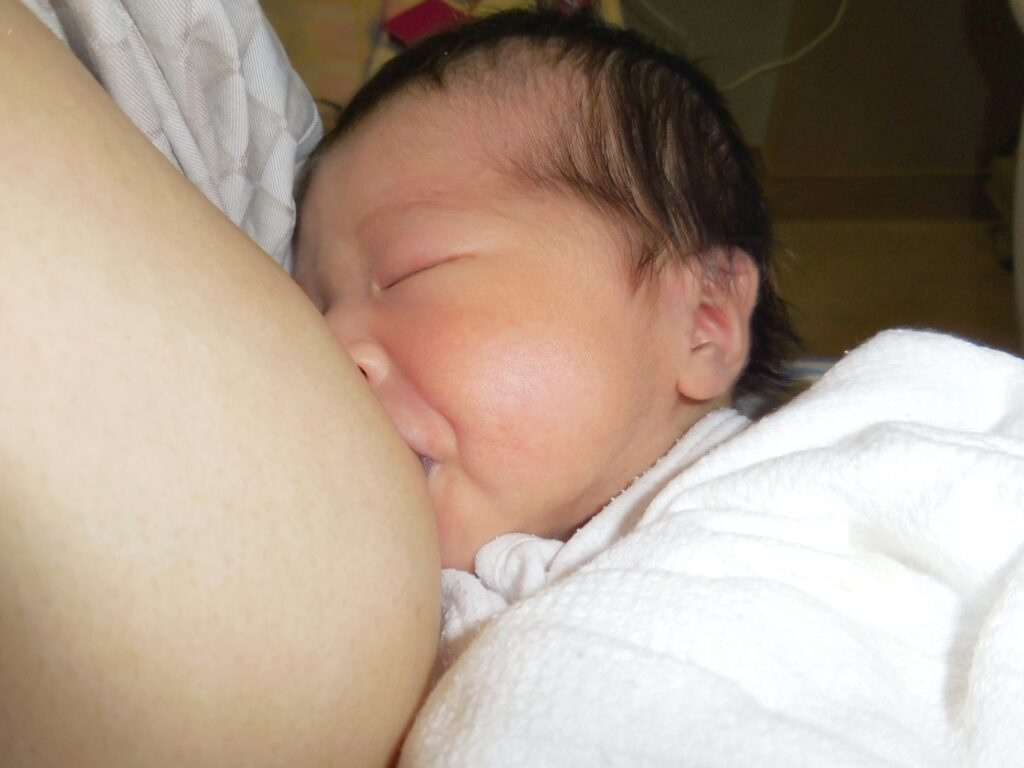 母乳を飲む新生児画像