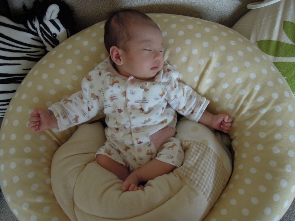 授乳クッションで寝る赤ちゃん画像